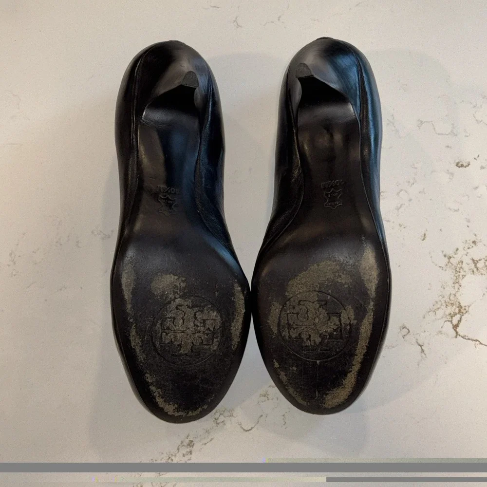 Tory Burch Caroline Black Patent Leather Pump Gold Logo 10.5 EUC